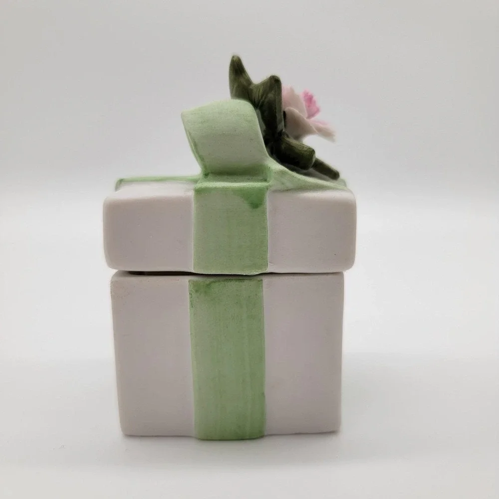 Ceramic Trinket Box Gift Present Shaped Raised Rose Flower On Lid Vintage Lefton